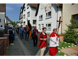 Fronleichnamsprozession durch die Straßen von Naumburg (Foto: Karl-Franz Thiede)